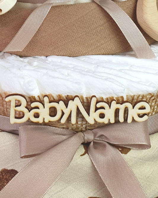 Name bestellen, Personalisierung, Babyname als Holzschriftzug an Windeltorte anbringen lassen