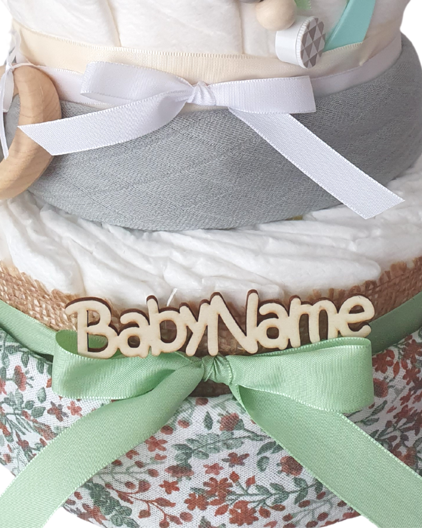 Name bestellen, Personalisierung, Babyname als Holzschriftzug an Windeltorte anbringen lassen | Beispiel Windeltorte Bloom Grün
