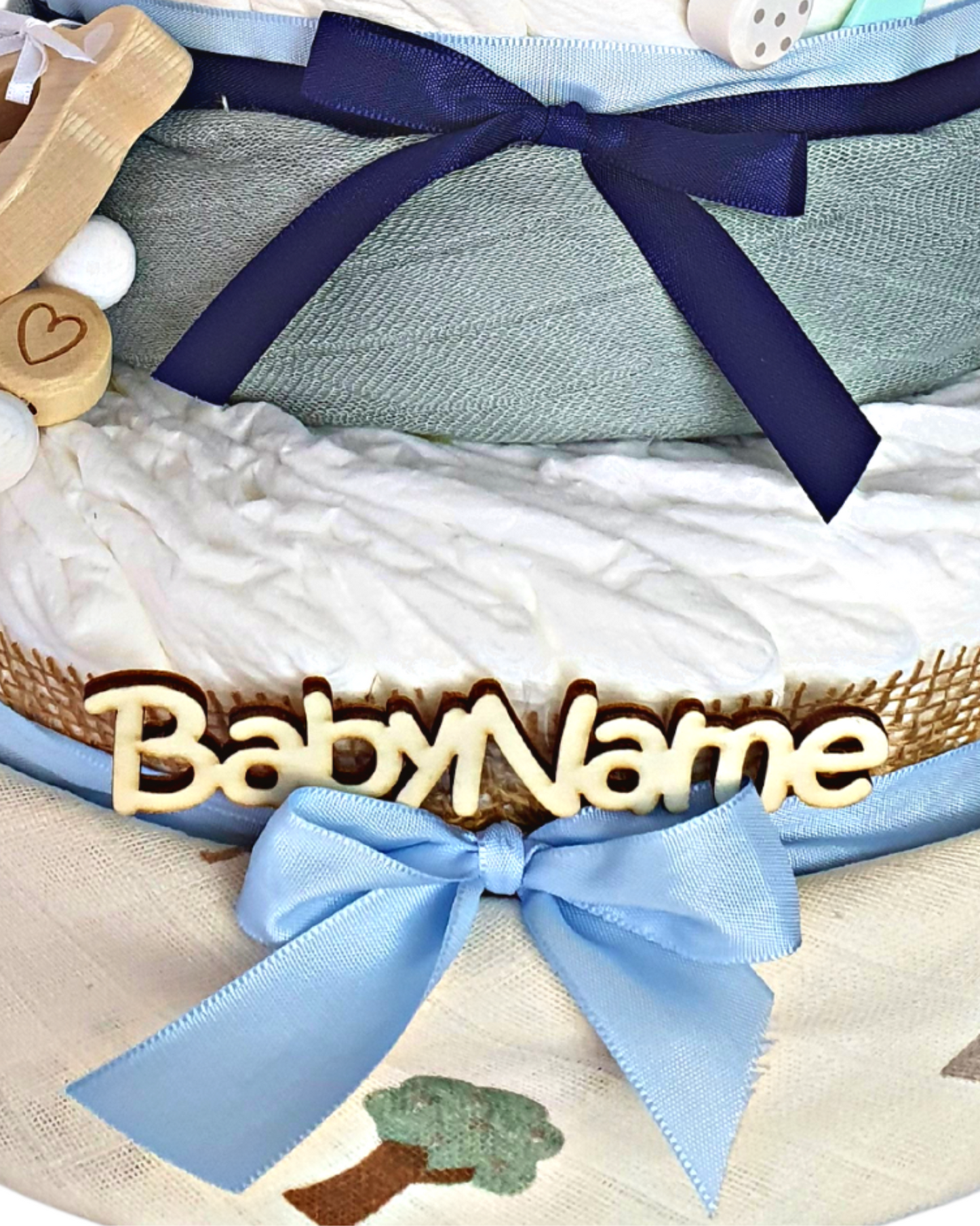 Name bestellen, Personalisierung, Babyname als Holzschriftzug an Windeltorte anbringen lassen | Beispiel Windeltorte Blau