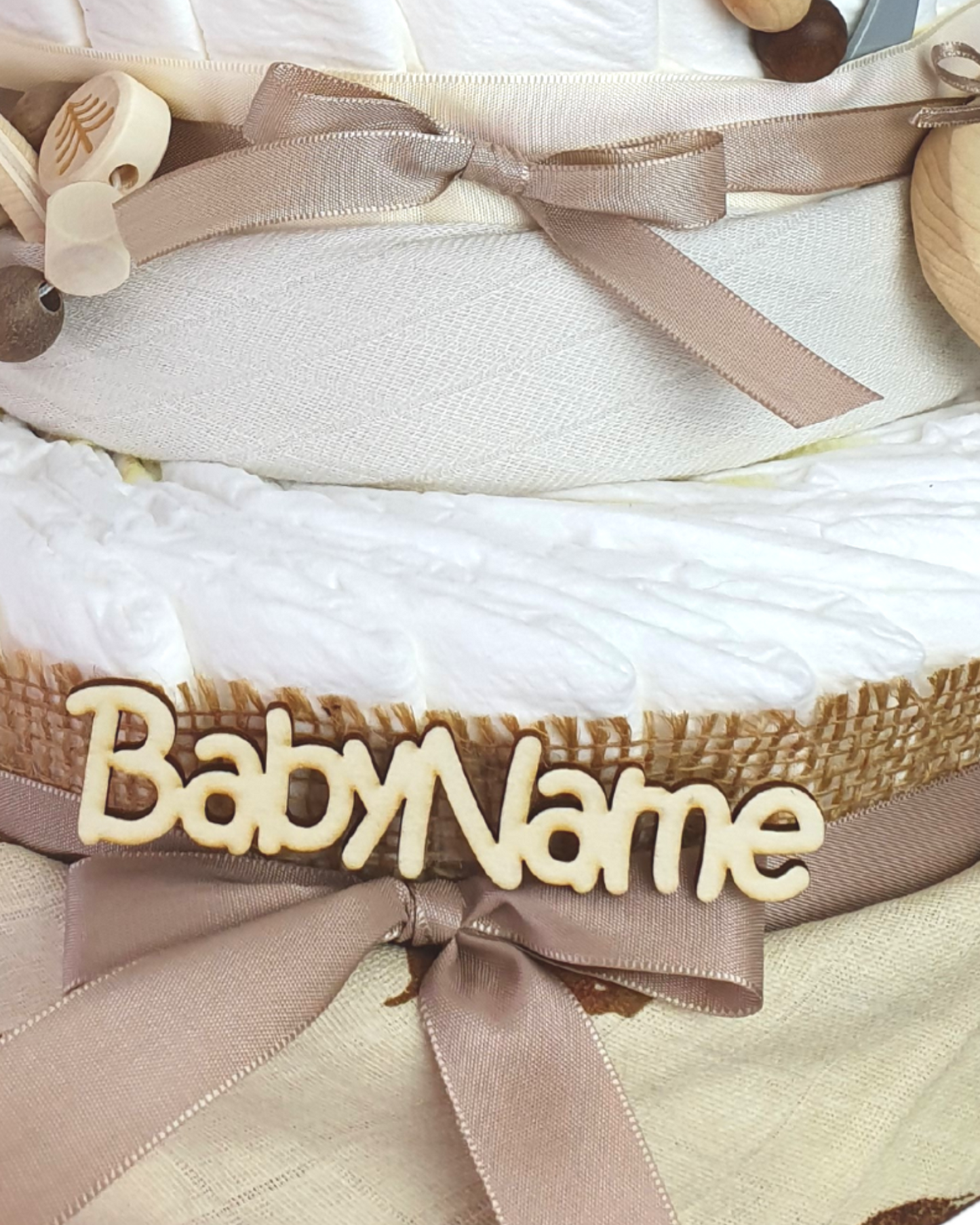 Name bestellen, Personalisierung, Babyname als Holzschriftzug an Windeltorte anbringen lassen | Beispiel Windeltorte Beige